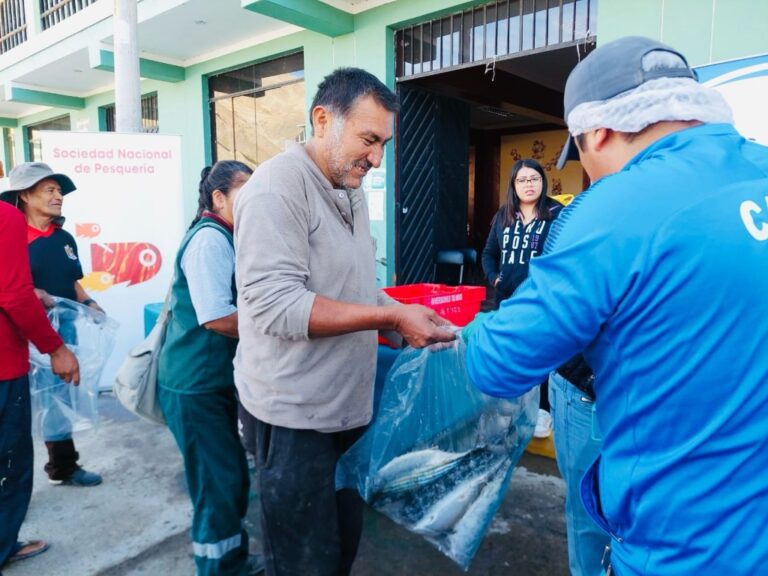 Austral Group entrega 3,000 kilos de pescado a pobladores de Quinistaquillas