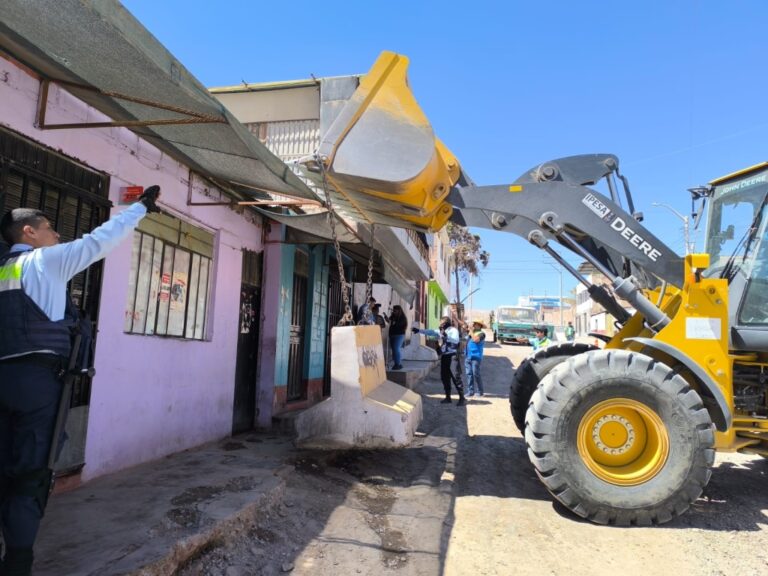 Cierran cuatro locales nocturnos con bloques de concreto en la Quebrada del Cementerio
