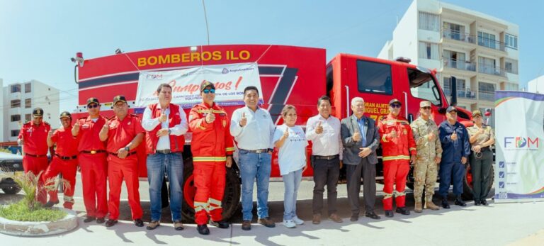 Bomberos de Ilo reciben moderno camión contra incendios entregado por el FDM