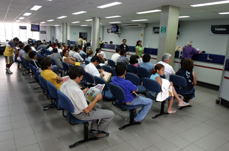 Menos sector público y más sociedad civil