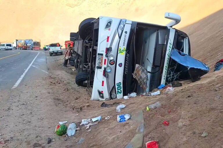 Bus de Transportes Moquegua choca y vuelca en El Fiscal: 35 heridos y un fallecido