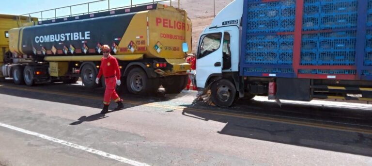 Camión con carga de pollos impacta contra cisterna de combustible