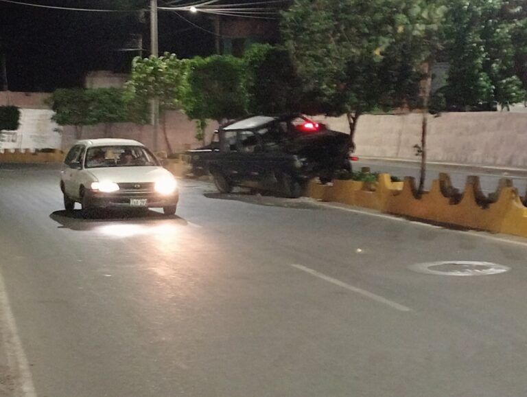 Camioneta se despista y termina en medio de la berma central de la Av. Manuel C. de la Torre