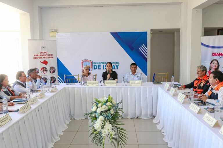 Congresistas visitan Matarani y exigen intervención urgente en talud de alto riesgo