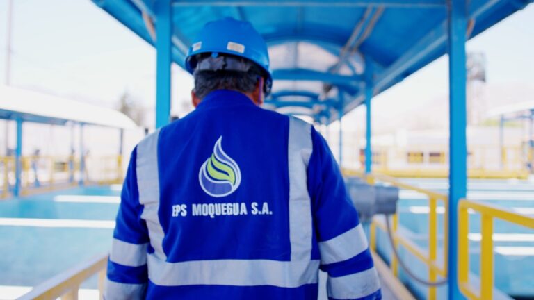 EPS Moquegua repara tubería de agua potable dañada por incendios forestales