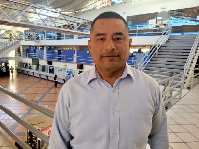 Regidor sugiere derrumbar el techo del mercado Pacocha para evitar desgracias