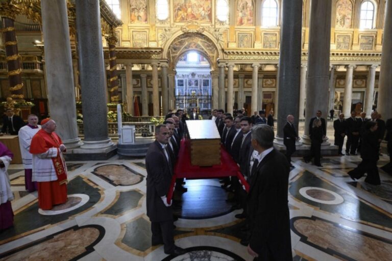 Último adiós: el papa Francisco ya descansa en Roma