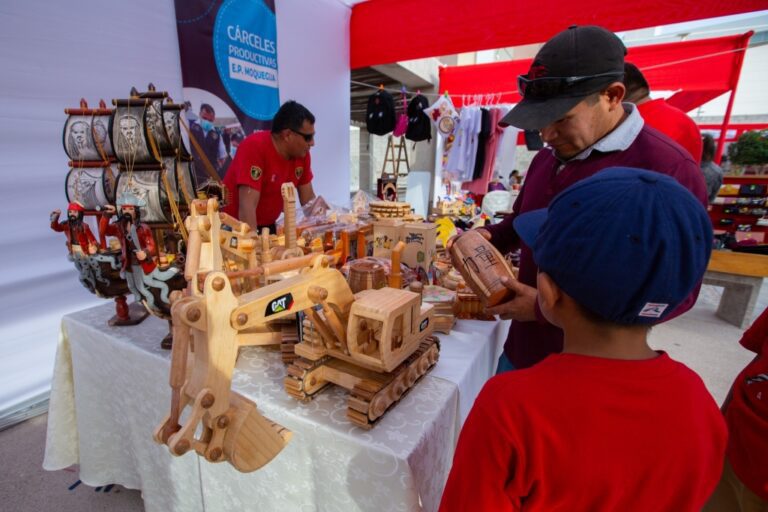 Encuentro de cultura y emprendimiento: expositores participan en feria artesanal regional