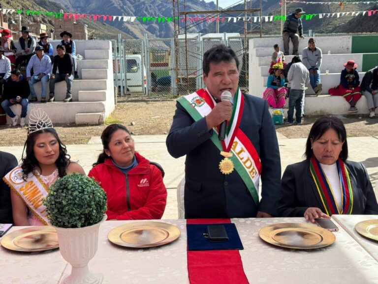 Trinquetes políticos: Alcalde, celebrando y disociando