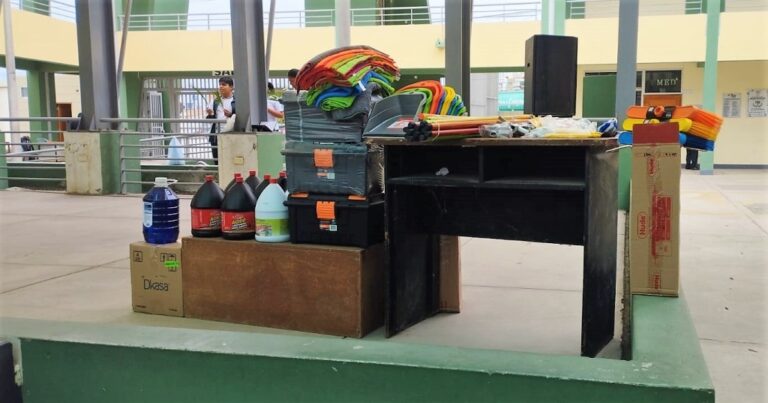 Apafa de la I.E. Deán Valdivia entregó material de limpieza al personal de servicio