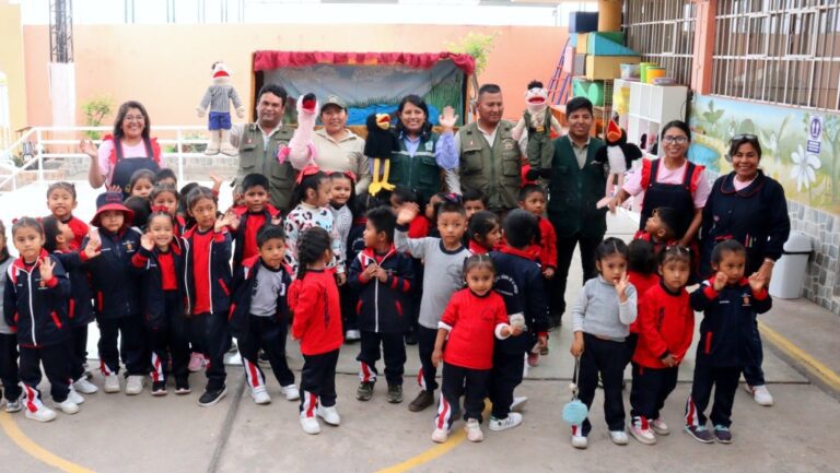 Niños de La Ensenada celebran el Día de la Tierra