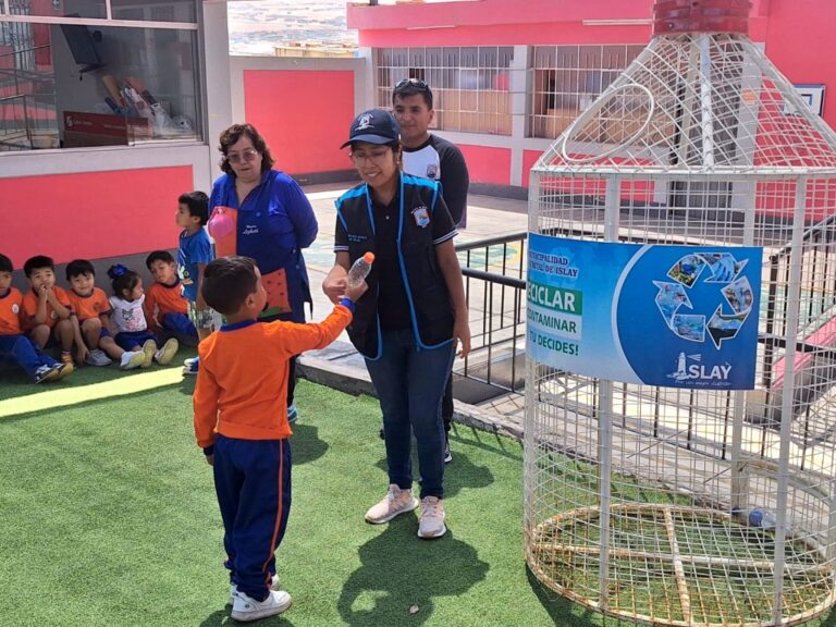 Niños de inicial promueven el reciclaje con original contenedor