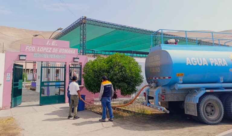 Reparten agua a colegios de Dean Valdivia ante contaminación del río