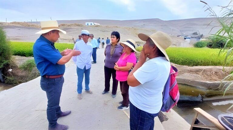 Alcalde coordina con vecinos obra de riego en canal Bustíos