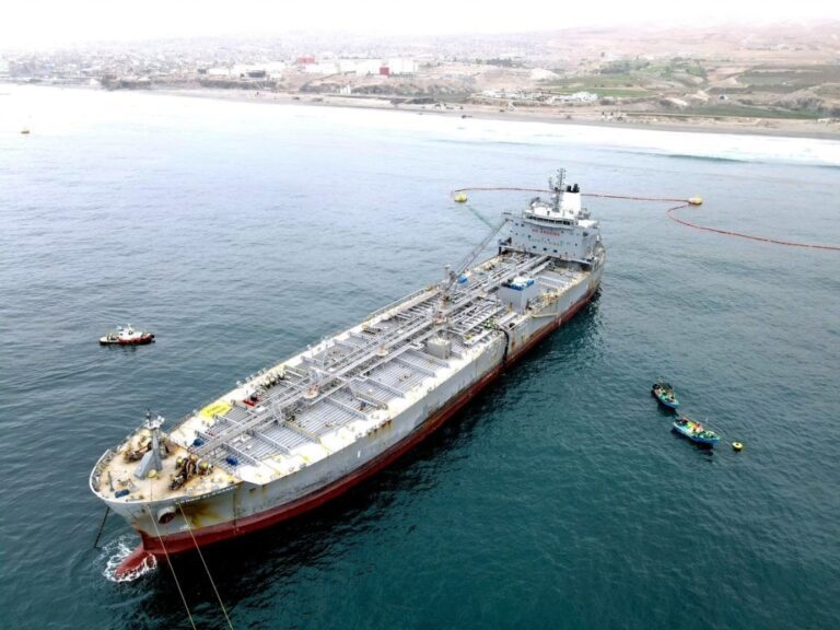 Bolivianos optan por Mollendo para descarga de combustible