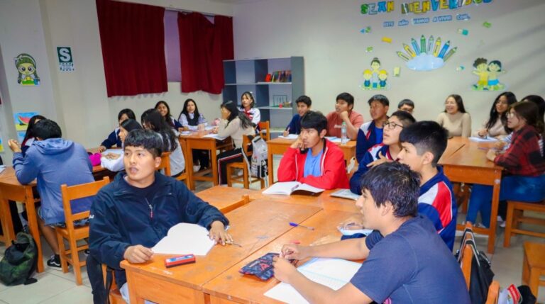 Inician clases en academia preuniversitaria gratuita de Mejía