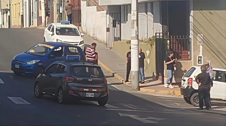 Centro de Mollendo: choque entre dos taxis colectivos deja daños materiales