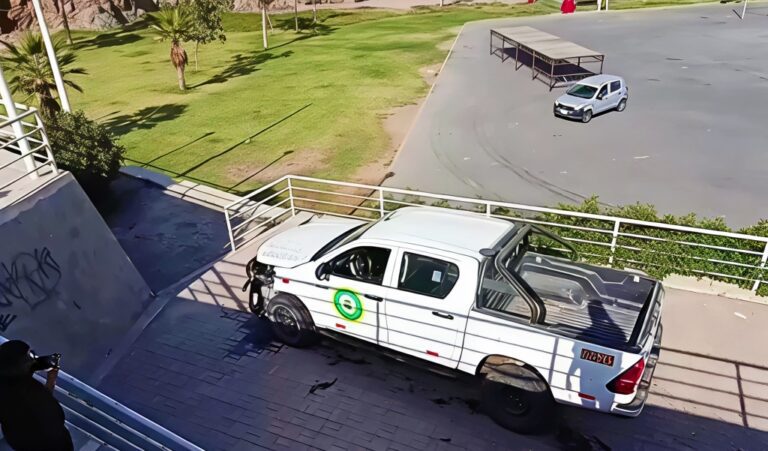 Camioneta de la Junta de Usuarios Ensenada Mejía sufre aparatoso accidente