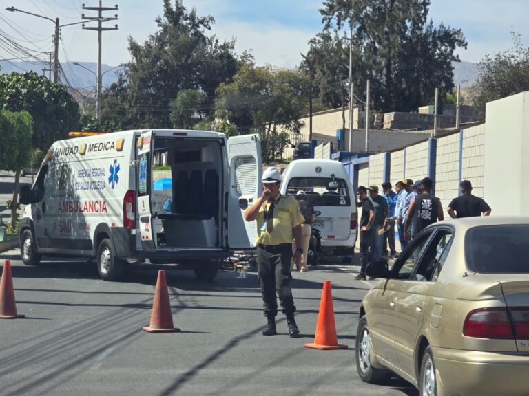 Motociclista resulta herida tras impactar con una combi 
