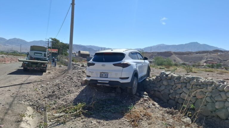 Auto se despista en San Antonio y ocupantes huyen del lugar