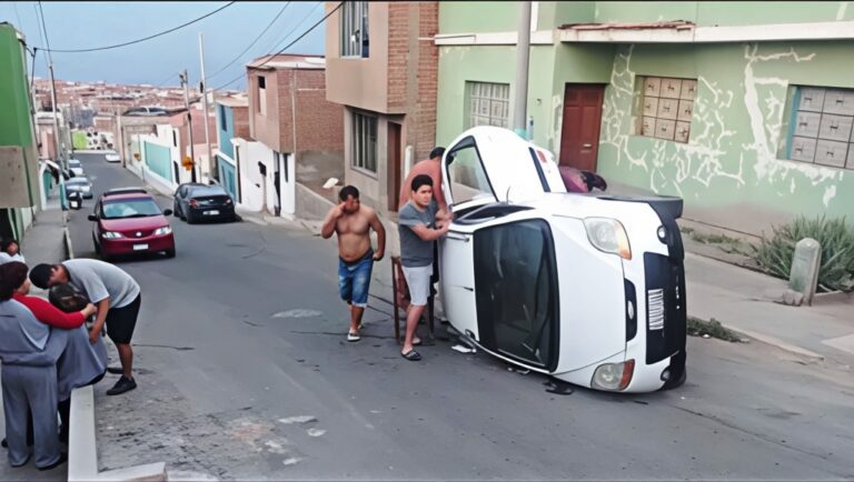 Auto vuelca en Villa Lourdes: dos ocupantes huyeron