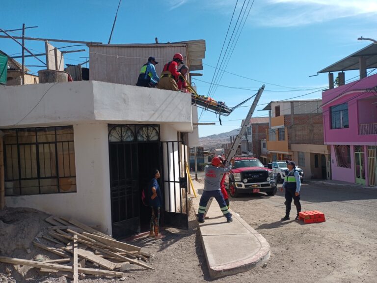 San Antonio: Hombre sufre caída en su vivienda y es rescatado por bomberos