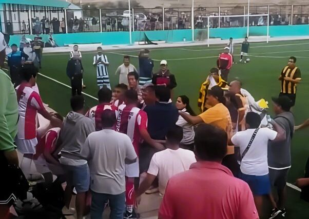 Bronca descomunal en El Campín mancha torneo de Centros Laborales en Mollendo