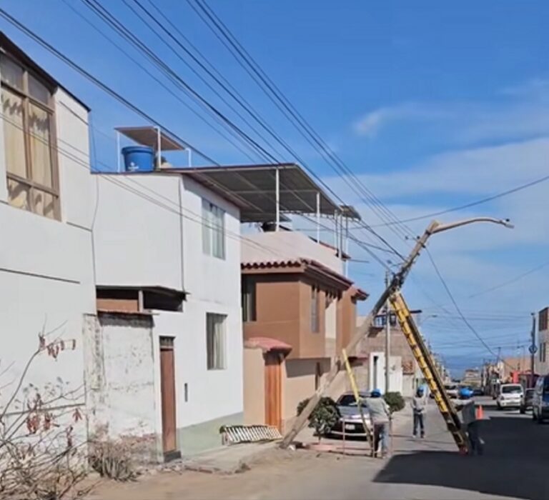 Trabajador de SEAL cayó tras romperse poste en Mollendo
