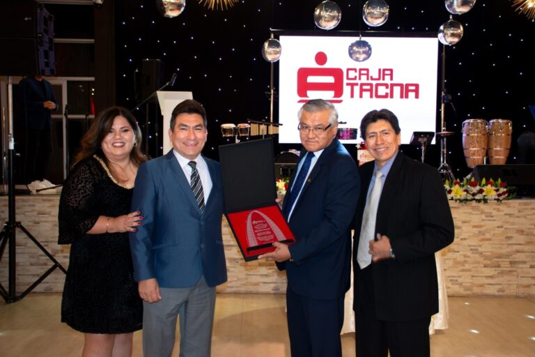 Caja Tacna reconoce a su presidente por liderazgo institucional