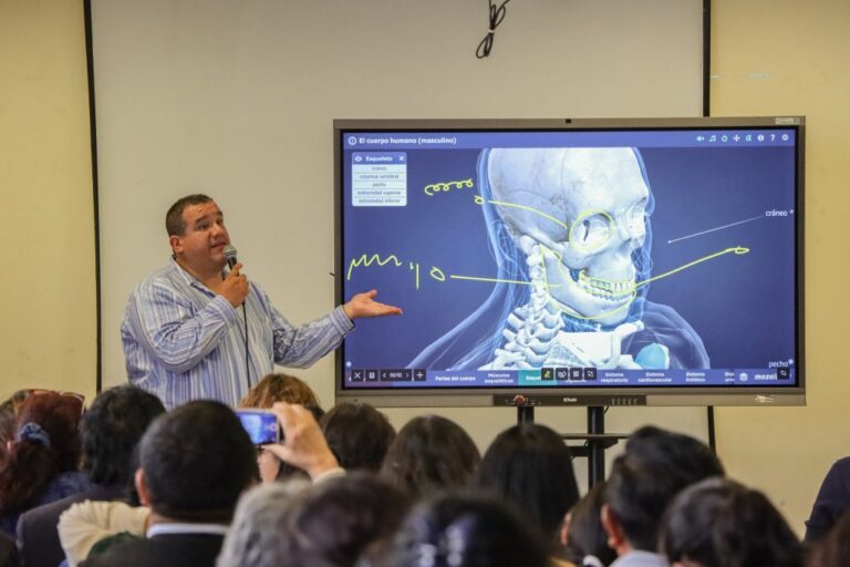 Docentes de Mollendo se capacitan en el manejo de pantallas interactivas