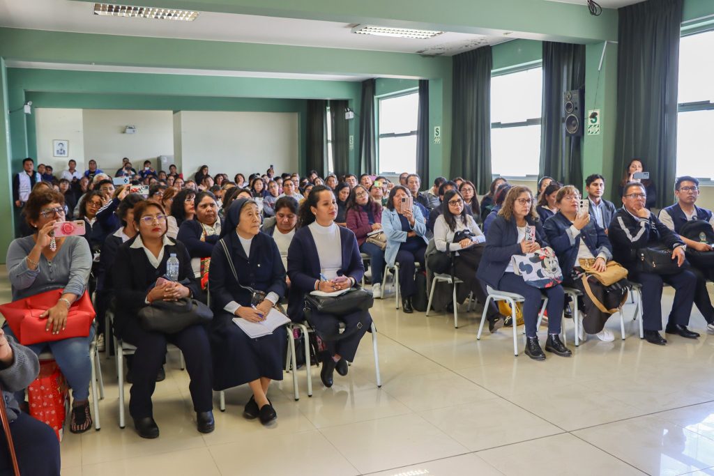 Capacitacion maestros pantallas inteligentes Mollendo 29052025 2 La Prensa Regional