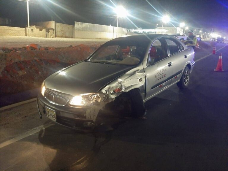 Violento choque entre taxi y motocicleta deja dos heridos en Chen Chen