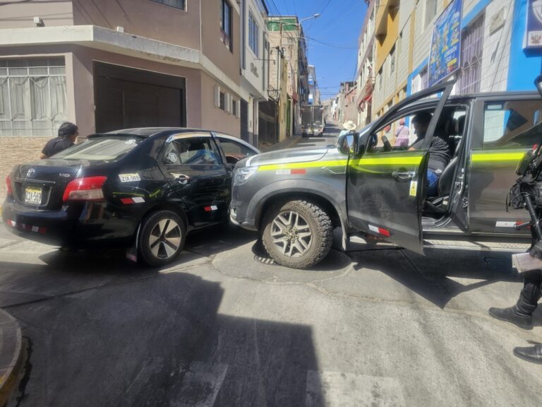 Accidente vehicular en calles Junín y Tacna causa daños materiales
