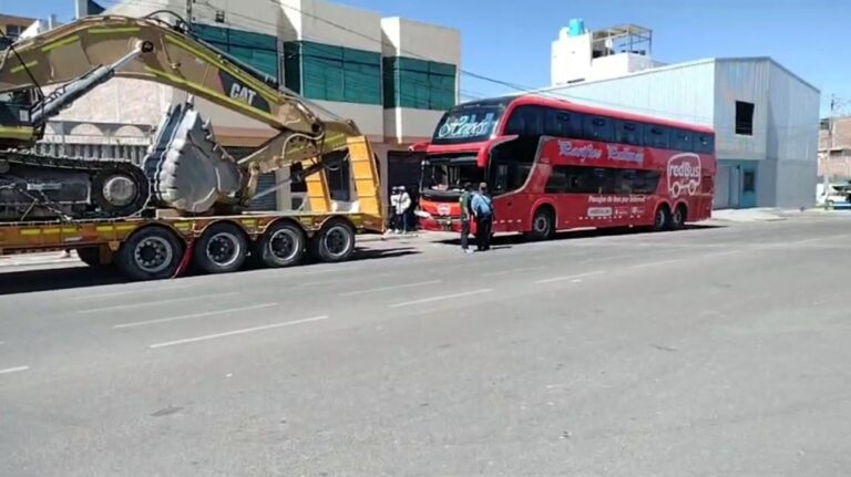 Bus choca por alcance con tráiler que transportaba maquinaria pesada en Moquegua