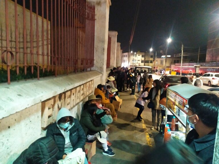 Atención inhumana en el Goyeneche: esperan hasta 4 horas para ser atendidos