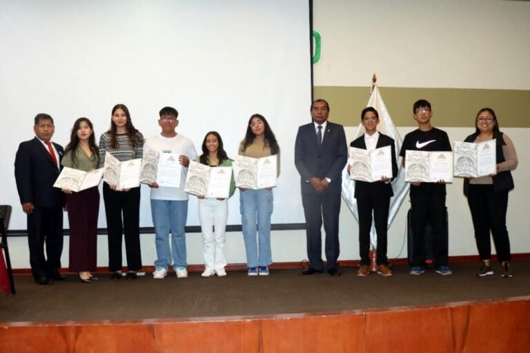 Reconocen a personalidades destacadas por el aniversario de Ilo