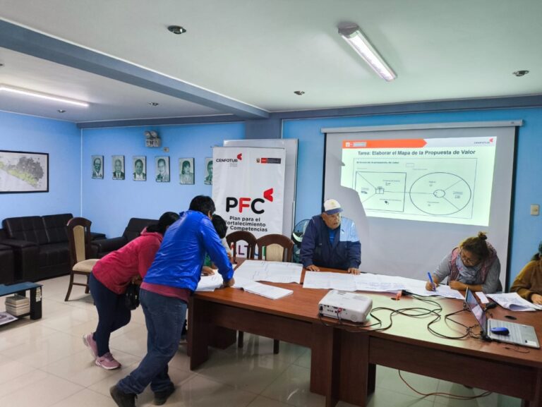 Emprendedores turísticos de Matarani culminan curso de modelos de negocio 