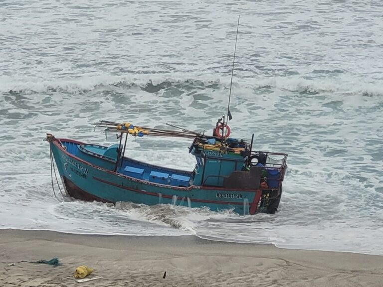 Cuatro tripulantes salvan de milagro tras varar su embarcación en playa al sur de Ilo