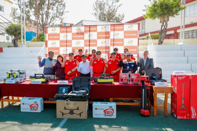 Gobernador de Arequipa entrega modernos equipos a Bomberos Voluntarios del Perú