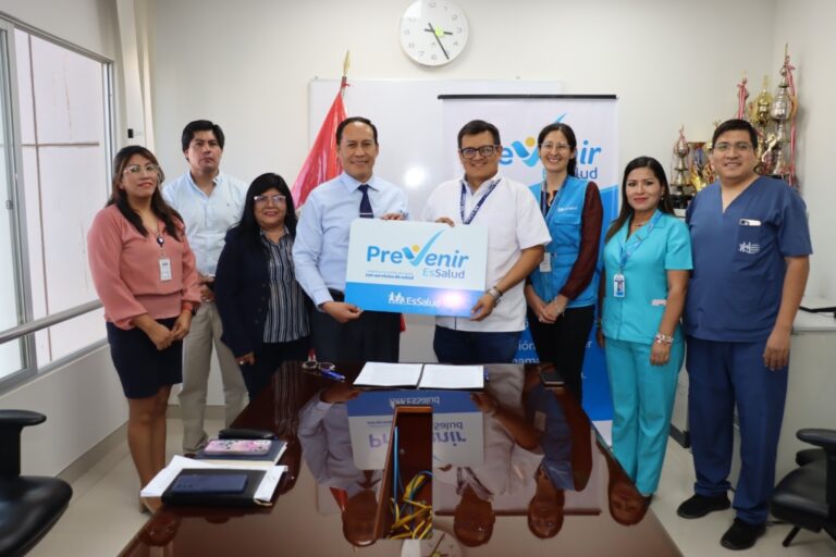 Hospital Regional de Moquegua y EsSalud firman convenio para prevención en salud laboral