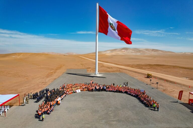 Izan bandera más grande del sur en Tía María