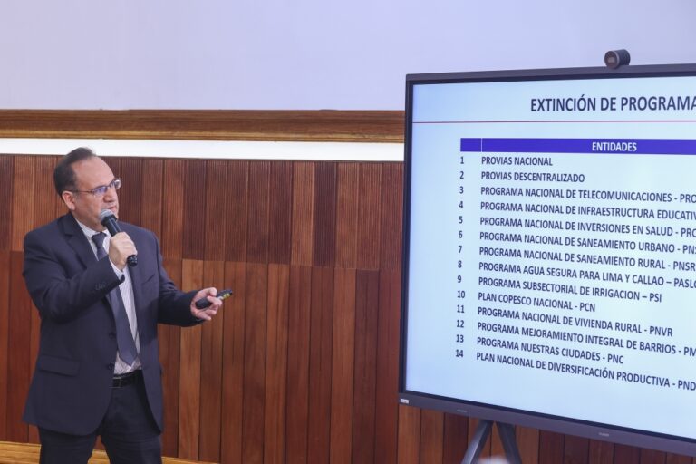Anuncian liquidación de 14 programas públicos como el Pronis, Pronied, Provías y PSI
