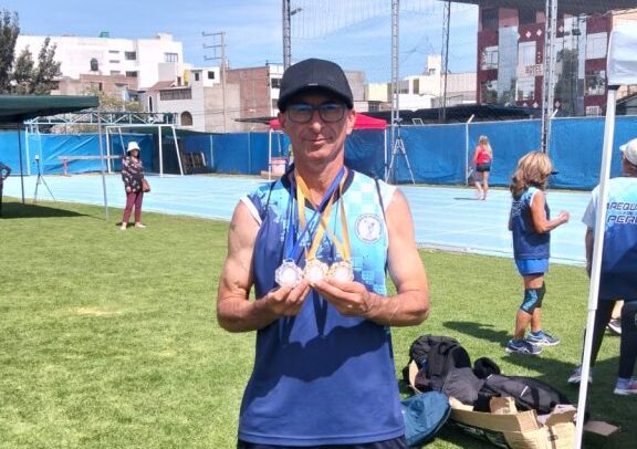 Atleta máster mollendino Juan Medina destacó en torneo internacional en Arequipa