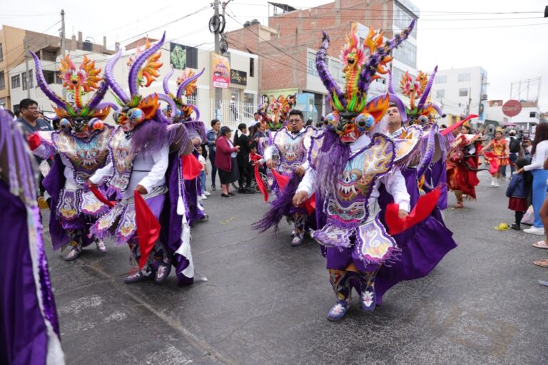 Tradición y música en el gran pasacalle “Colores de Mi Tierra” por el aniversario de Ilo
