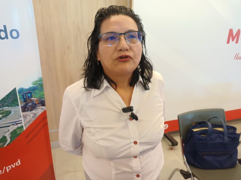 Capacitan a 20 mujeres moqueguanas en operación de retroexcavadora