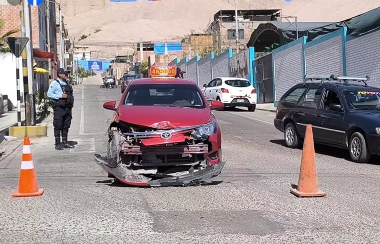 Moquegua: taxi y camioneta protagonizaron choque en la calle El Siglo