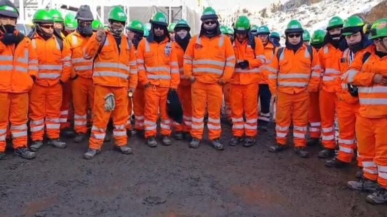 Más de 100 trabajadores del proyecto minero San Gabriel paralizan labores por falta de pago