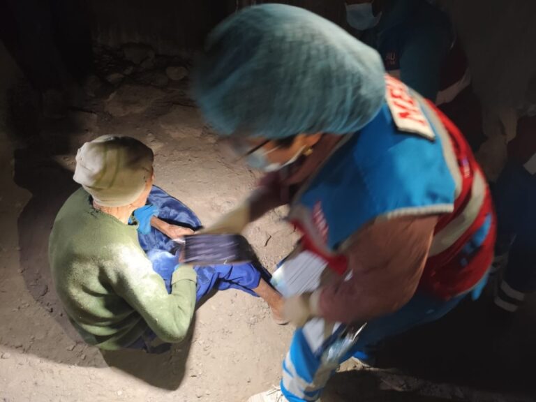 Vecinas se hacen cargo de adulto mayor abandonado y piden apoyo solidario