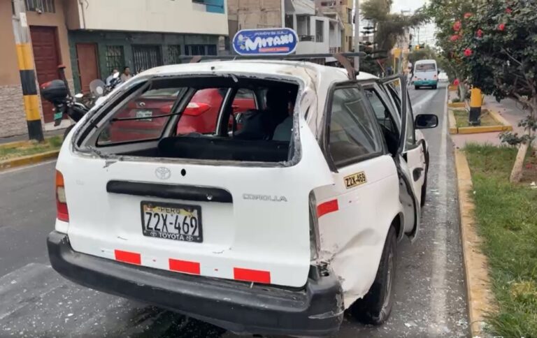 Violento choque entre taxis deja heridos en pleno centro de Ilo
