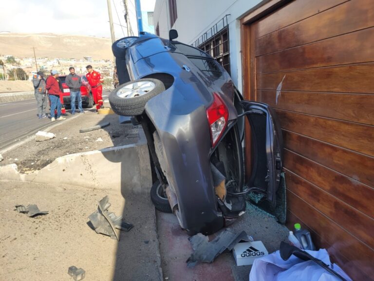 Vehículo se despista y vuelca en la urbanización Garibaldi: conductora resultó herida